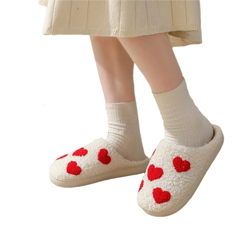 Chaussons d'intérieur doux et moelleux en polaire pour femmes, tendance et mignons, en forme de cœur
